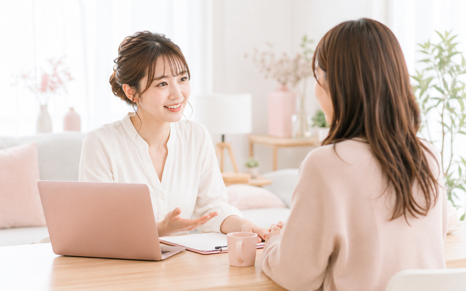 ライバー活動について相談している女性のイメージ