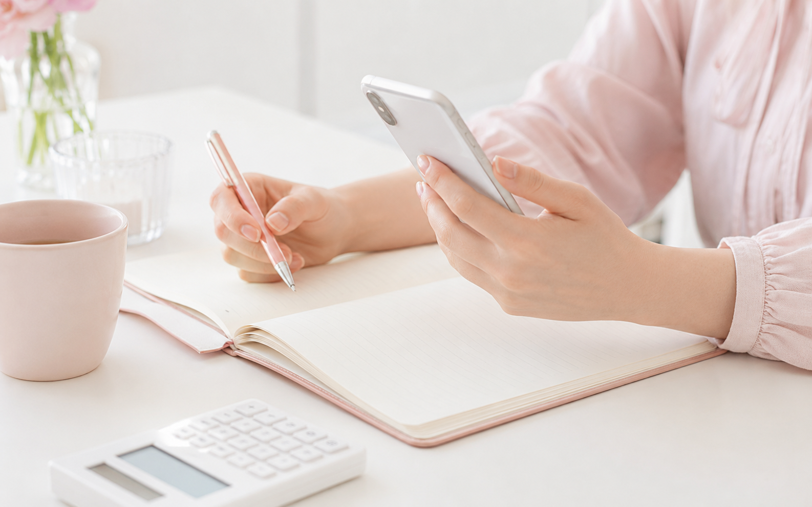 スマホとノートを見ながらライバーの収入について考えるイメージ