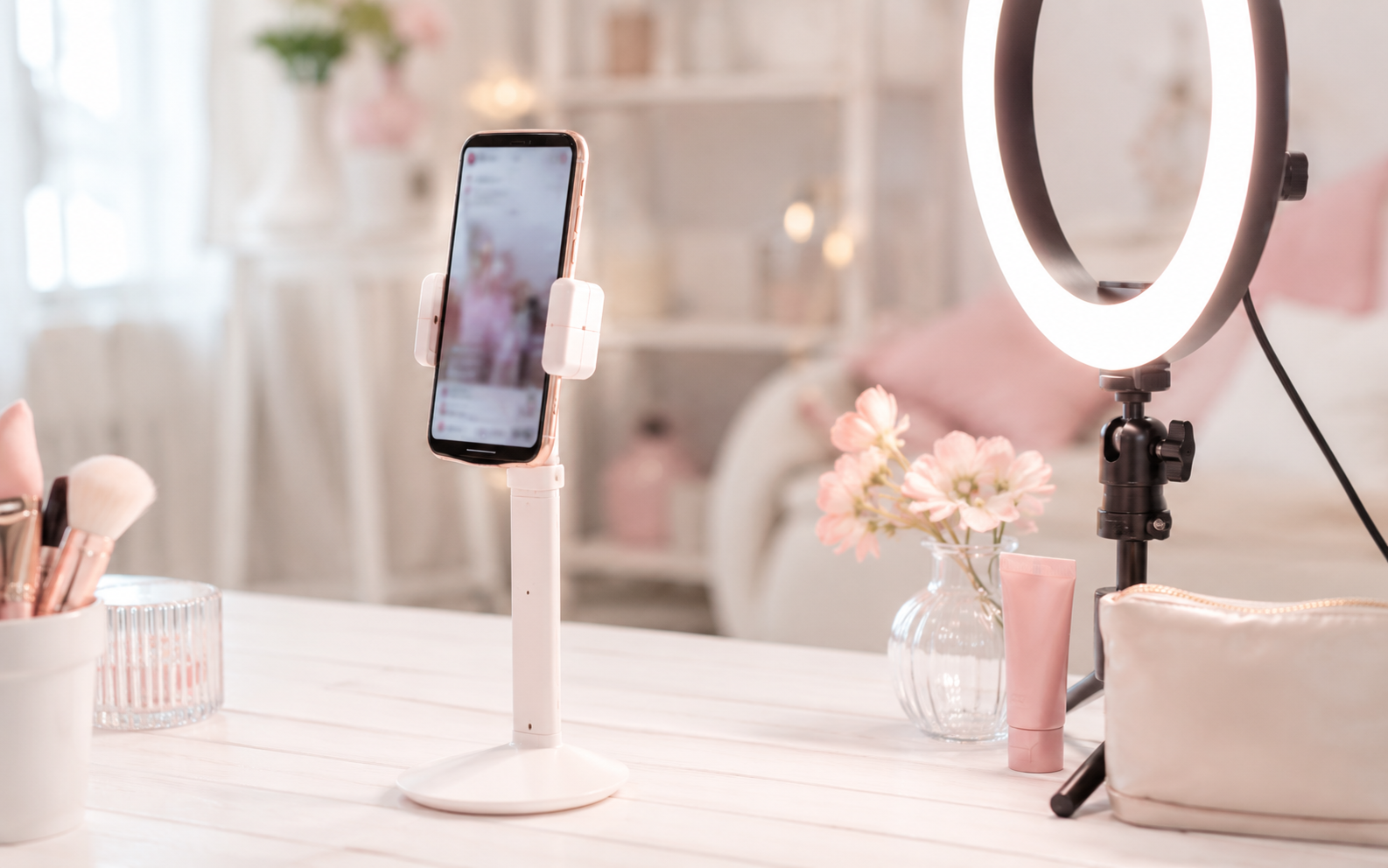スマホスタンドとリングライトを使った配信環境のイメージ